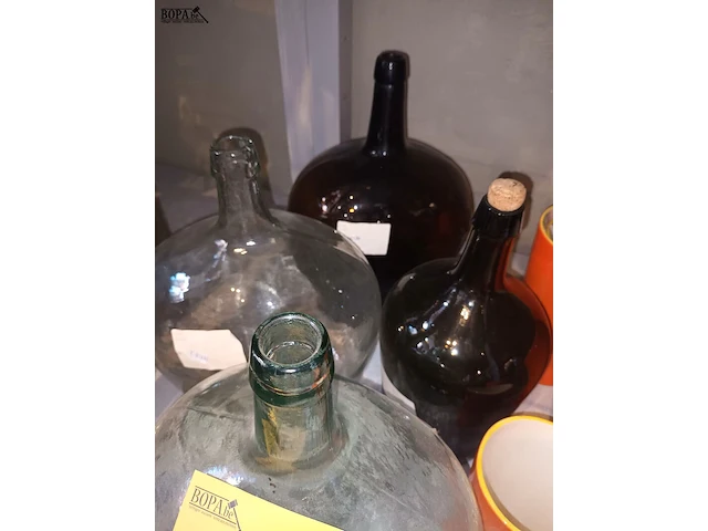 Lot 137 - grote flessen en vazen. 10 stuks - afbeelding 3 van  5