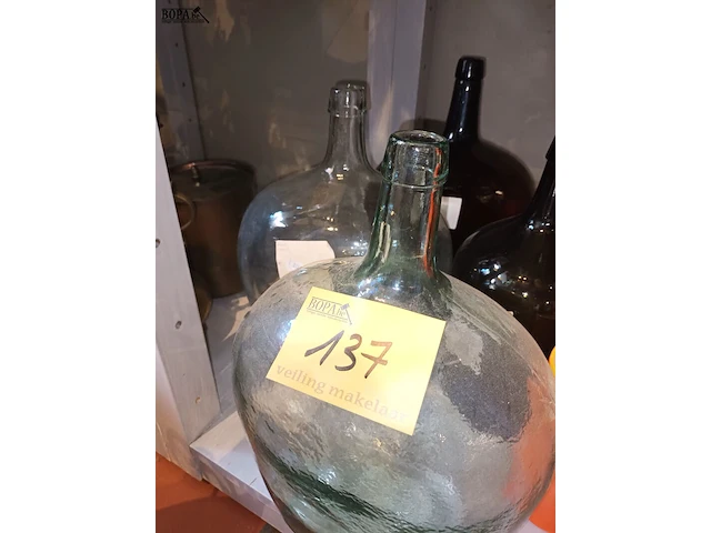 Lot 137 - grote flessen en vazen. 10 stuks - afbeelding 4 van  5