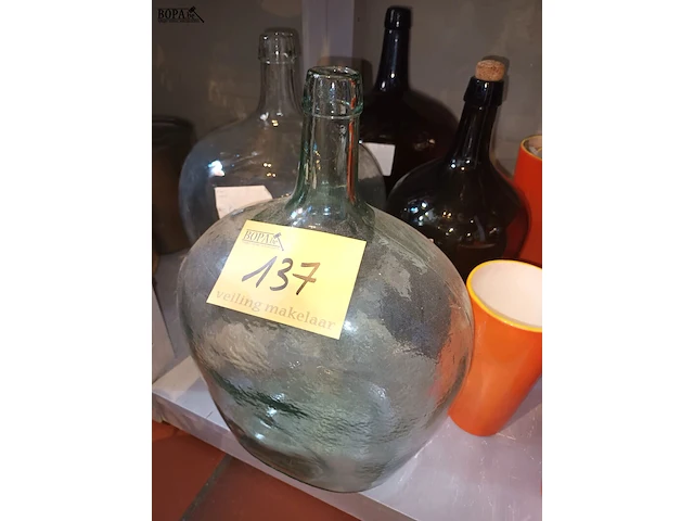 Lot 137 - grote flessen en vazen. 10 stuks - afbeelding 5 van  5
