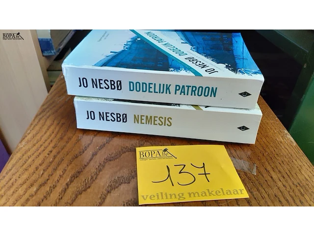 Lot 137 - serie boeken, jo nesbo, romans, 2 stuks - afbeelding 1 van  2