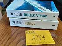 Lot 137 - serie boeken, jo nesbo, romans, 2 stuks - afbeelding 1 van  2