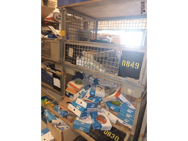 Lot 137 - stapelkooi met inhoud. 4 stuks - afbeelding 2 van  6