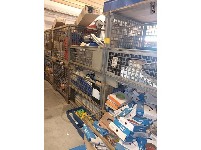 Lot 137 - stapelkooi met inhoud. 4 stuks - afbeelding 3 van  6