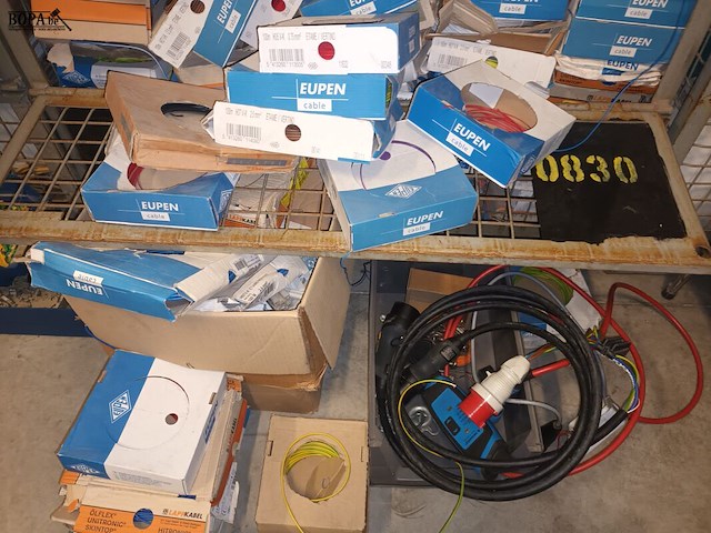 Lot 137 - stapelkooi met inhoud. 4 stuks - afbeelding 4 van  6