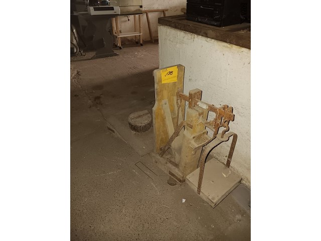 Lot 138 - antieke bascule - afbeelding 1 van  2