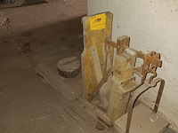 Lot 138 - antieke bascule - afbeelding 1 van  2