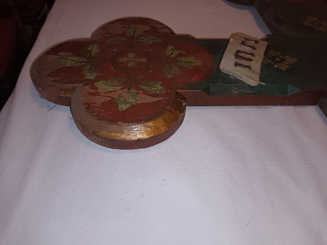 Lot 138 - beschilderd houten kruis - afbeelding 5 van  5