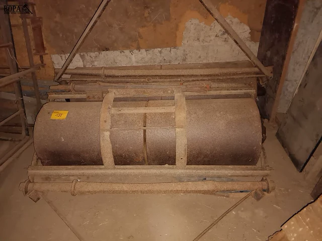 Lot 138 - bodemrol. 2 stuks - afbeelding 1 van  3