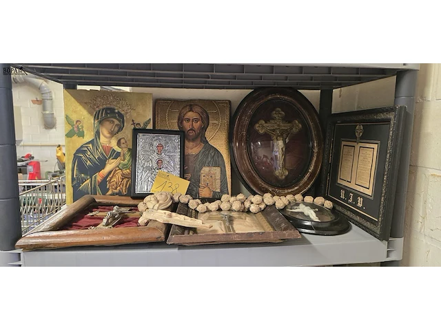 Lot 138 - religieuze items, iconen, reuze paternoster, kruisbeelden in - afbeelding 1 van  7