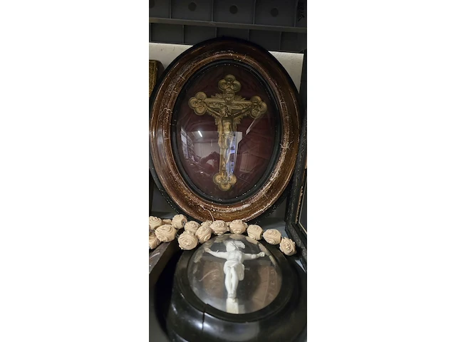 Lot 138 - religieuze items, iconen, reuze paternoster, kruisbeelden in - afbeelding 3 van  7