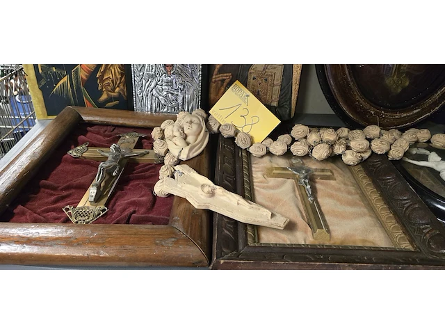 Lot 138 - religieuze items, iconen, reuze paternoster, kruisbeelden in - afbeelding 7 van  7