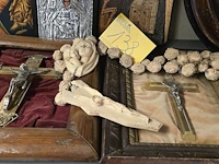 Lot 138 - religieuze items, iconen, reuze paternoster, kruisbeelden in - afbeelding 7 van  7