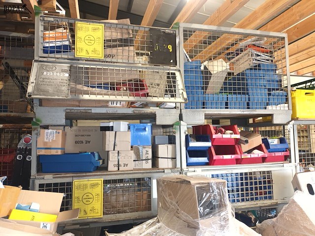 Lot 138 - stapelkooi met inhoud. 6 stuks - afbeelding 2 van  4