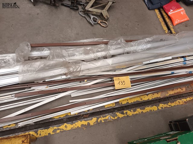 Lot 139 - bevestigingsmateriaal voor gordijnen - afbeelding 1 van  3