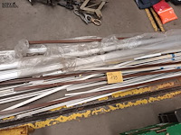 Lot 139 - bevestigingsmateriaal voor gordijnen - afbeelding 1 van  3