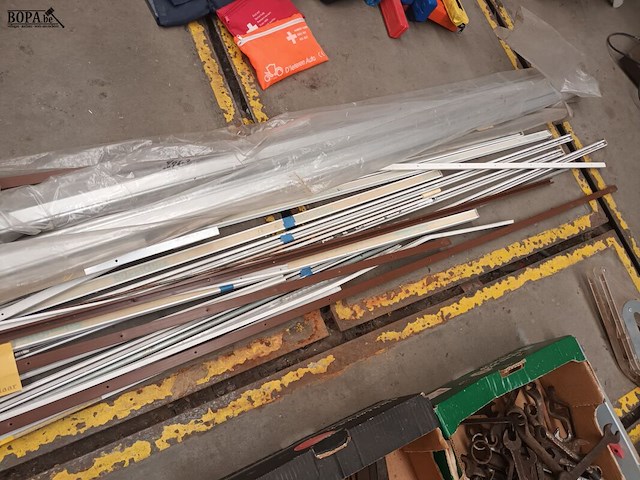 Lot 139 - bevestigingsmateriaal voor gordijnen - afbeelding 2 van  3