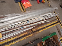 Lot 139 - bevestigingsmateriaal voor gordijnen - afbeelding 2 van  3