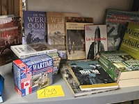 Lot 139 - lot tweede wereld oorlog boeken, dvd's, cd's - afbeelding 1 van  5