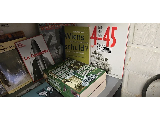 Lot 139 - lot tweede wereld oorlog boeken, dvd's, cd's - afbeelding 2 van  5
