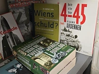 Lot 139 - lot tweede wereld oorlog boeken, dvd's, cd's - afbeelding 2 van  5