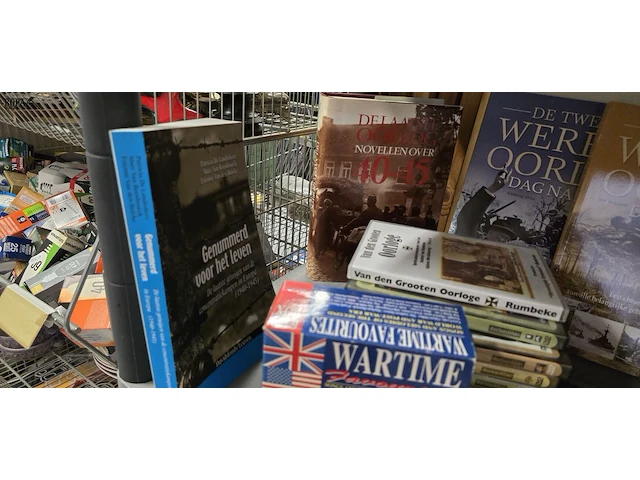 Lot 139 - lot tweede wereld oorlog boeken, dvd's, cd's - afbeelding 5 van  5