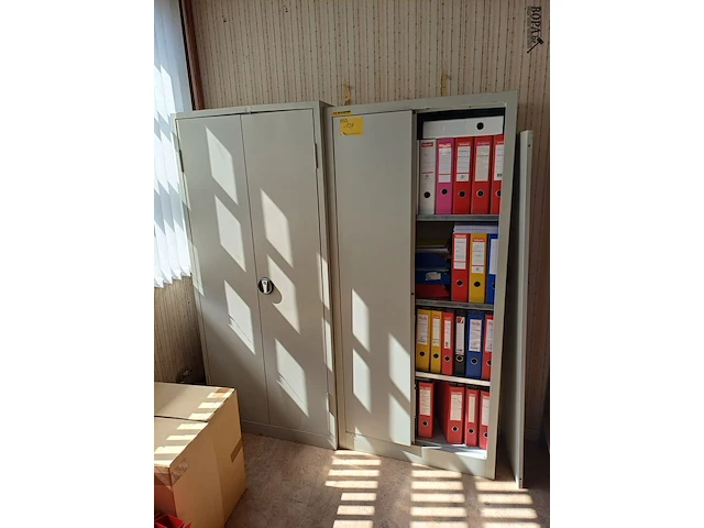 Lot 139 - metalen archiefkast. 2 stuks zonder inhoud - afbeelding 1 van  2