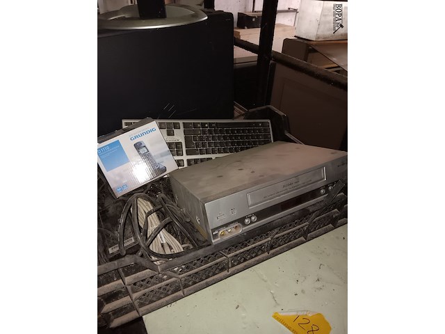 Lot 139 - pc configuratie en videorecorder - afbeelding 2 van  3