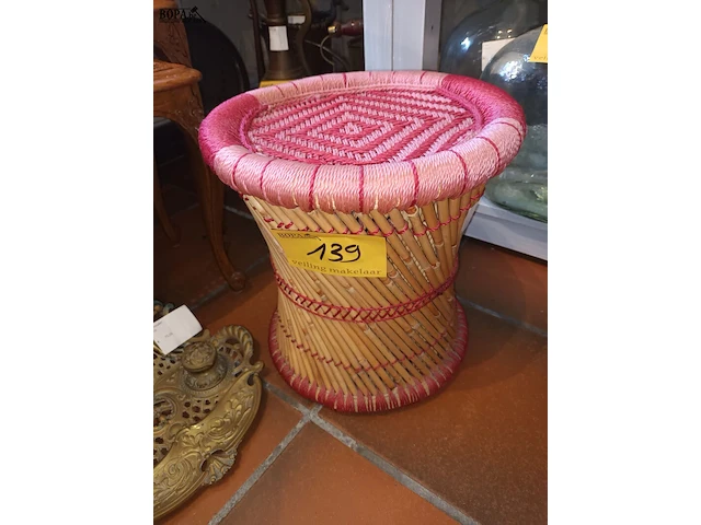 Lot 139 - rotan krukje - afbeelding 1 van  3