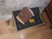 Lot 139 - tapijten en deurhonden. 6 stuks - afbeelding 1 van  2