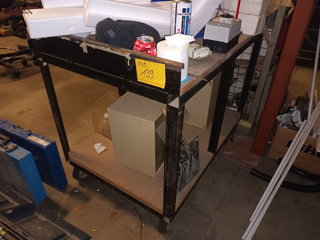 Lot 139 - werktafel op wielen - afbeelding 1 van  3