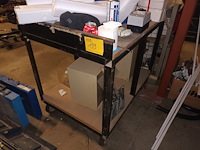 Lot 139 - werktafel op wielen - afbeelding 1 van  3