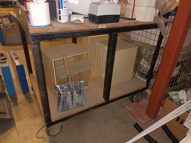 Lot 139 - werktafel op wielen - afbeelding 2 van  3