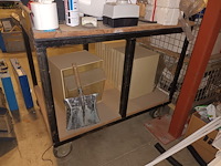 Lot 139 - werktafel op wielen - afbeelding 2 van  3