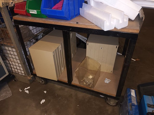 Lot 139 - werktafel op wielen - afbeelding 3 van  3