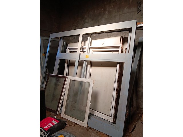 Lot 14 - aluminium ramen en wandpanelen - afbeelding 1 van  3