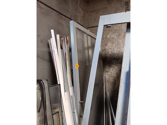 Lot 14 - aluminium ramen en wandpanelen - afbeelding 2 van  3