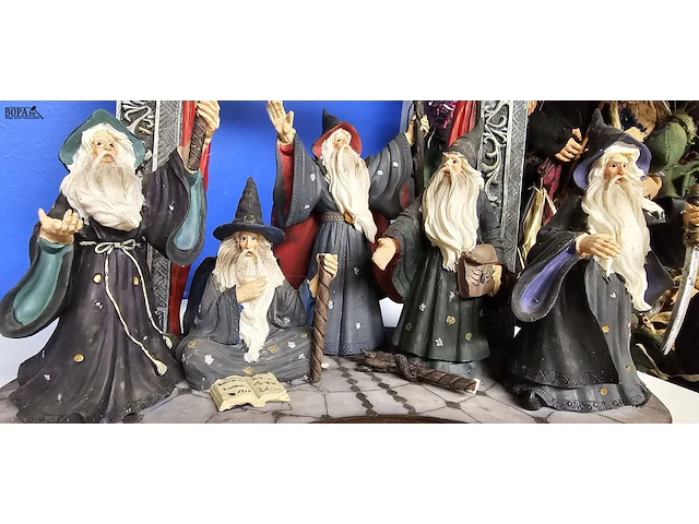 Lot 14 - beeld tafereel met 5 tovenaars - afbeelding 2 van  5