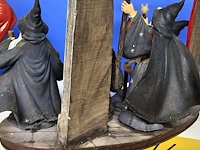 Lot 14 - beeld tafereel met 5 tovenaars - afbeelding 3 van  5