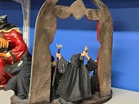 Lot 14 - beeld tafereel met 5 tovenaars - afbeelding 5 van  5