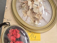 Lot 14 - bloemen achter bol glas stuks - afbeelding 1 van  5