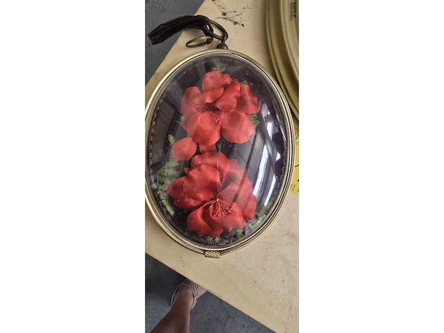 Lot 14 - bloemen achter bol glas stuks - afbeelding 2 van  5