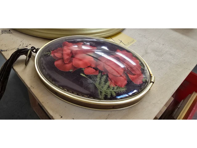Lot 14 - bloemen achter bol glas stuks - afbeelding 3 van  5