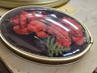 Lot 14 - bloemen achter bol glas stuks - afbeelding 3 van  5