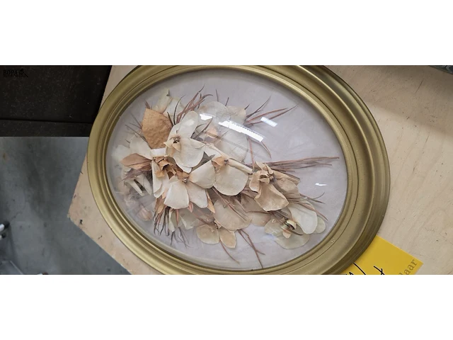 Lot 14 - bloemen achter bol glas stuks - afbeelding 5 van  5