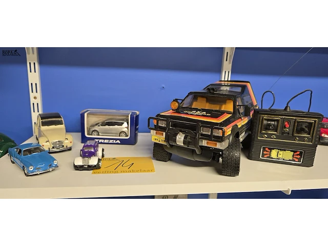 Lot 14 - diverse autootjes en telegeleide 4 x 4 - afbeelding 1 van  3