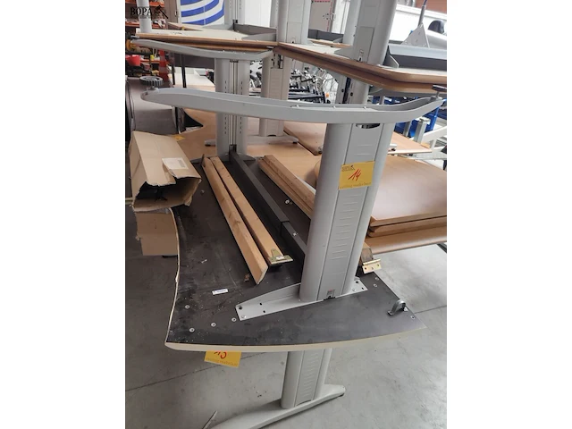 Lot 14 - ecru gebogen las bureeltafel - afbeelding 1 van  4