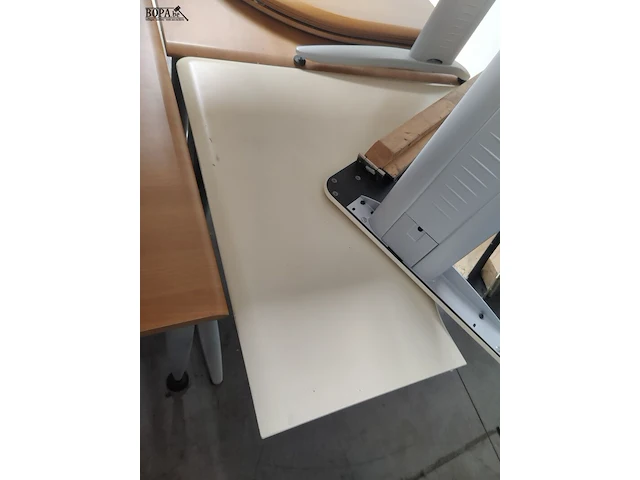 Lot 14 - ecru gebogen las bureeltafel - afbeelding 2 van  4