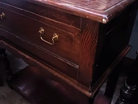 Lot 14 - eiken bijzetkastje - afbeelding 2 van  4