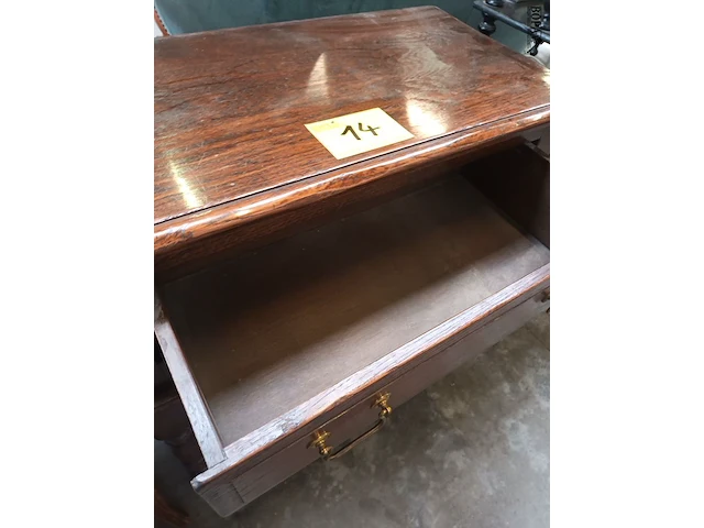 Lot 14 - eiken bijzetkastje - afbeelding 4 van  4