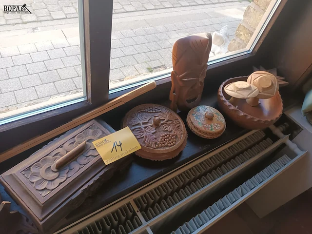 Lot 14 - houten decoratie. 12 stuks - afbeelding 1 van  6